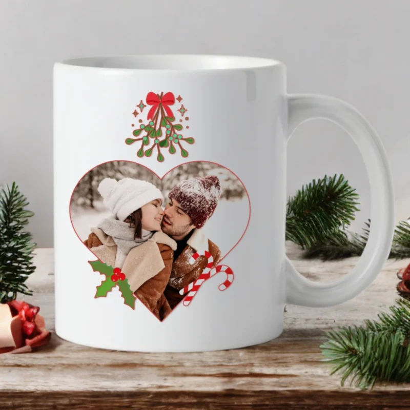 Romantikus Szív Karácsonyi Fotós Bögre – Fagyöngy Díszítéssel - Image 2
